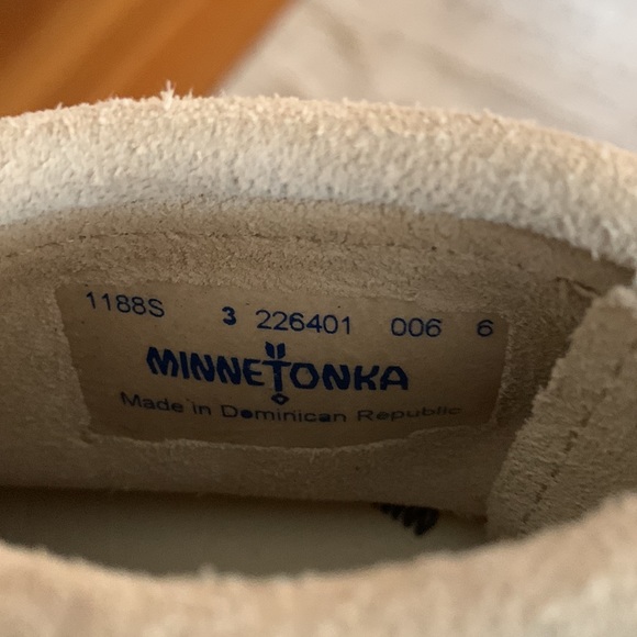 Adorable moccasins - Picture 2 of 3